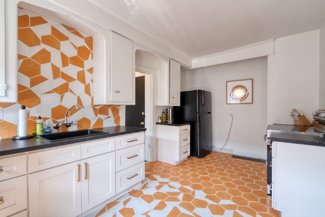 Foto del edificio - 2215 SE Powell Blvd