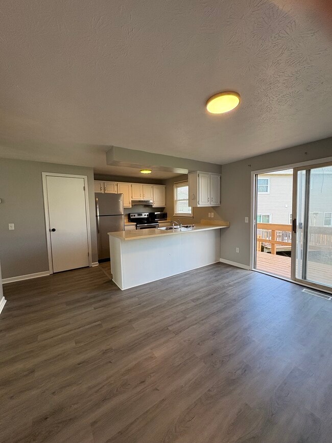Building Photo - 1143 Hampton Dr