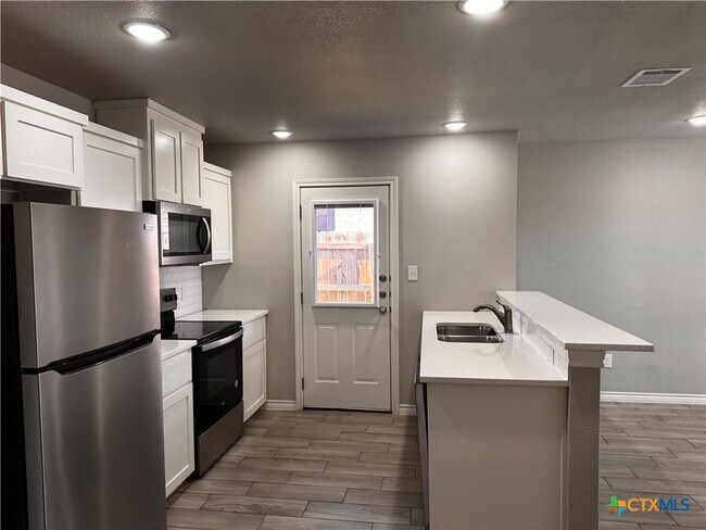 Building Photo - 2108 Saulsbury Dr