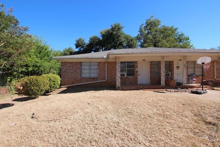 Primary Photo - Spacious 2 Bed 1 Bath Duplex in Central Ty...
