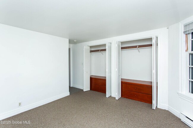 Foto del edificio - 590 N Broadway