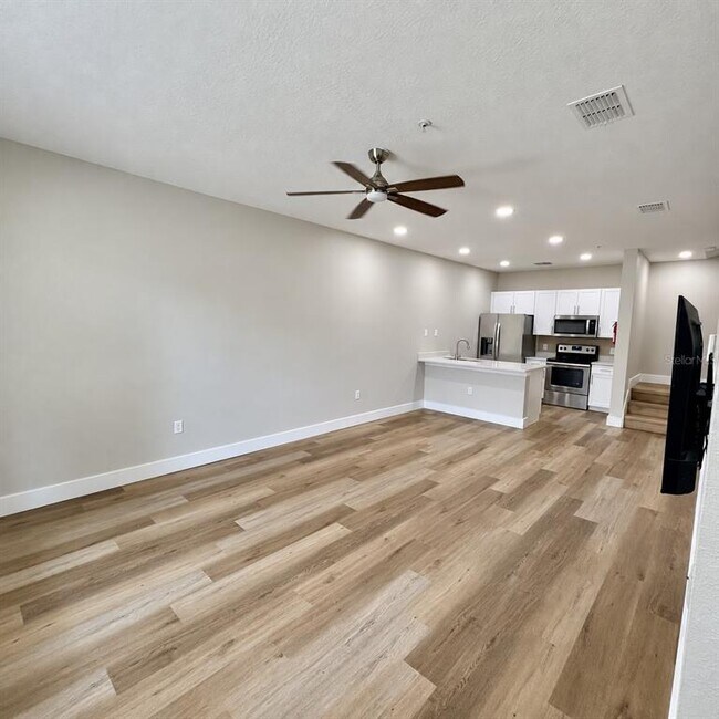 Building Photo - 8921 Shine Dr