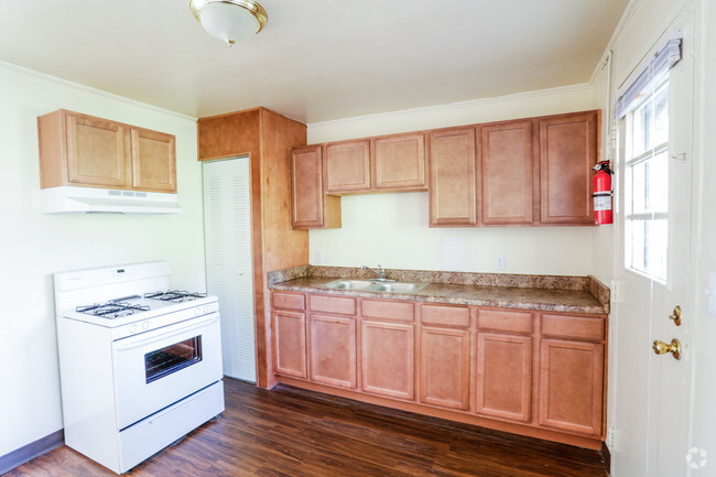 Kitchen - Ingleside Square Apartments