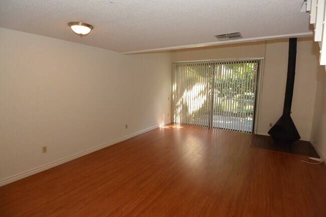 Foto del edificio - Lovely 1 Bed 1 Bath 2 Story Condo in Irvine