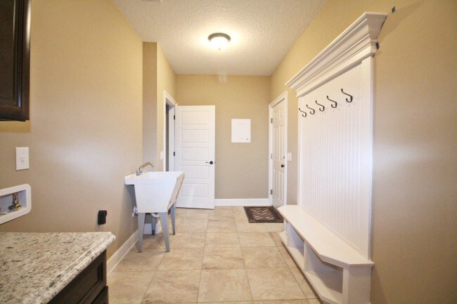 Building Photo - Beautiful 4 Bedroom Home in Heritage Park
