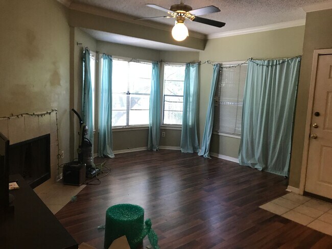 Foto del edificio - UT PRE LEASE: Huge 2/2 Lenox Condo Unit w/...