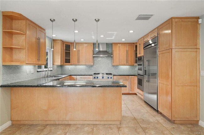 Building Photo - 6215 Hesperia Ave