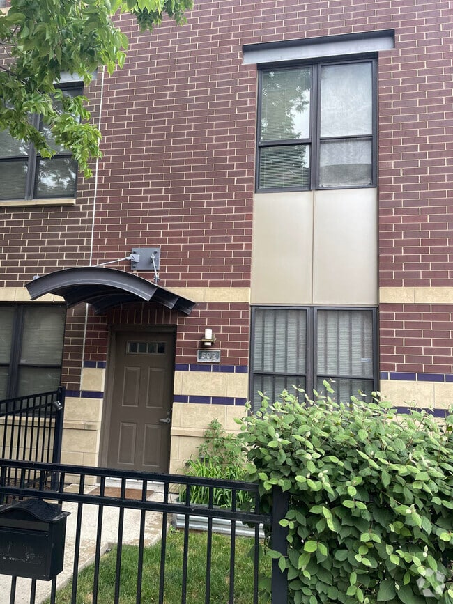 Building Photo - 502 W Elm St