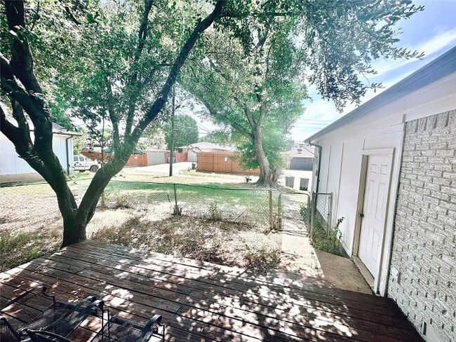 Building Photo - 8734 Forest Green Dr