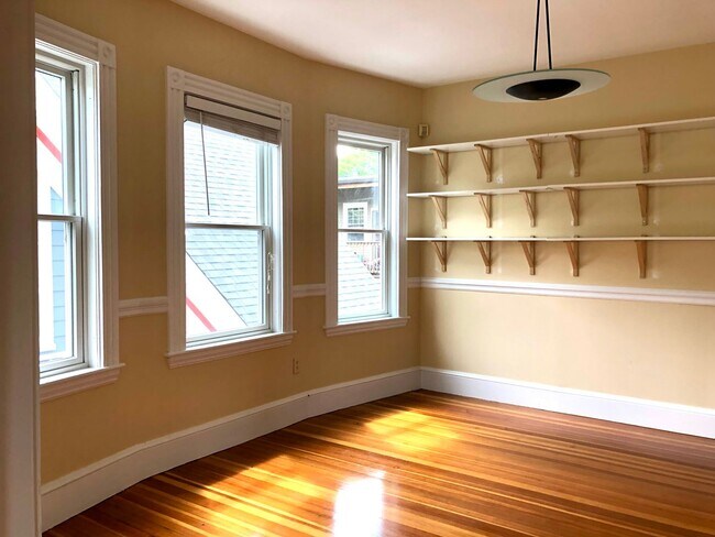 Building Photo - Gorgeous 2 bedroom near Harvard & Porter!
