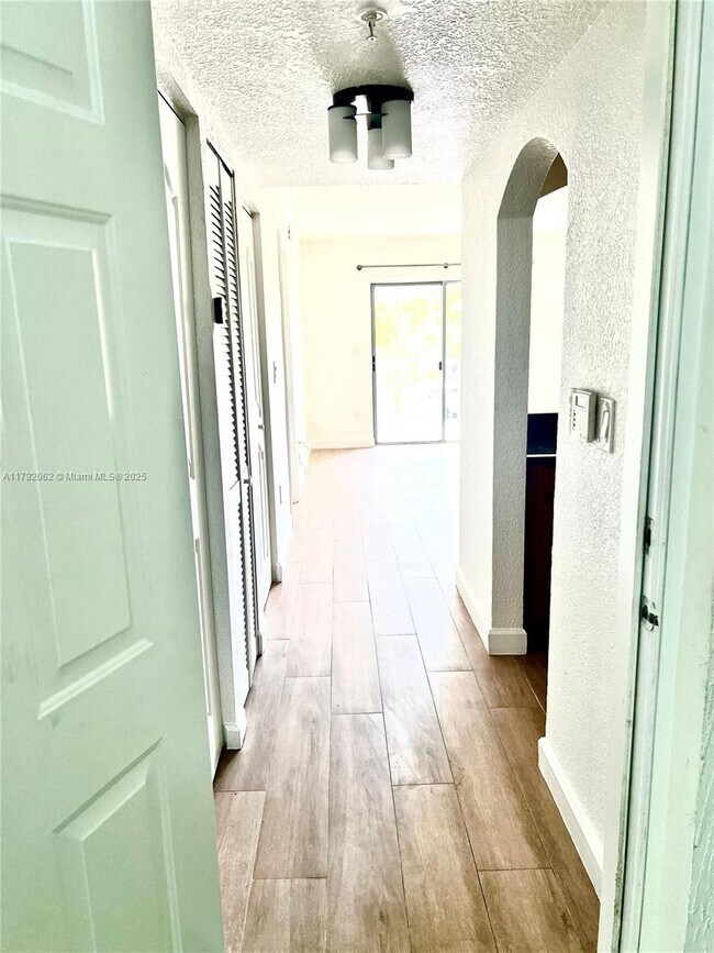 Foto del edificio - 445 SW 11th St