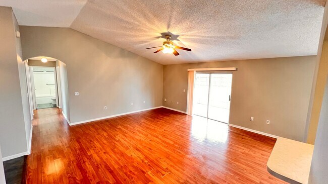 Building Photo - BEAUTIFUL 3/2 in Deltona