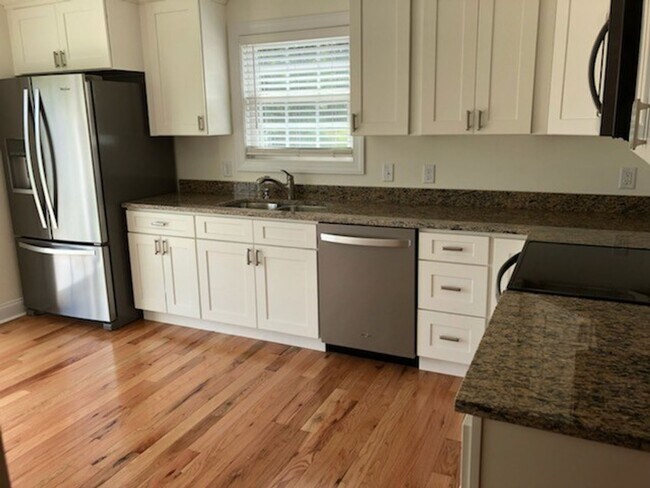 Photo - Pristine Duplex with Hardwood Floors and M... House