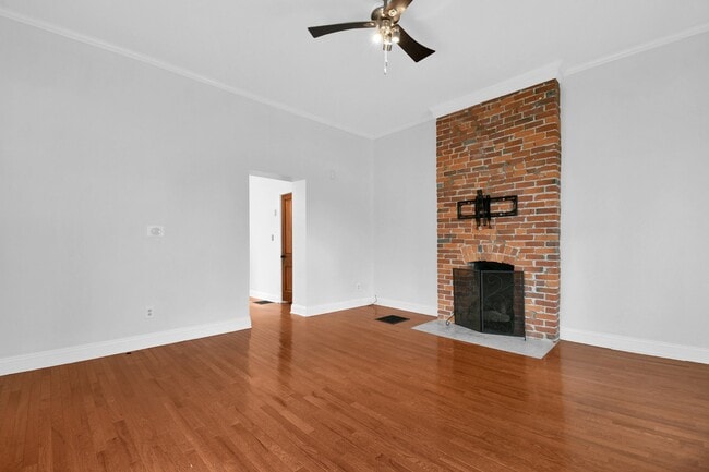 Building Photo - 450 E Beck St