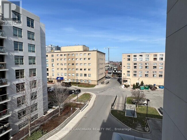 Photo du bâtiment - 812 Lansdowne Ave