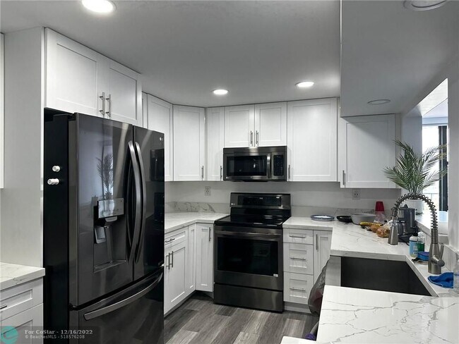 Building Photo - 800 Parkview Dr