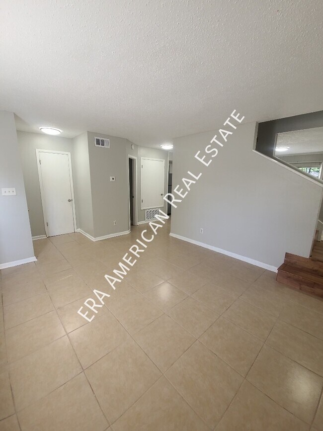 Building Photo - Spacious 3 Bedroom Townhome!