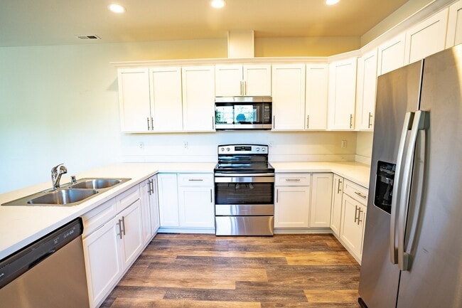 Building Photo - Large Duplex in a Quiet Location!