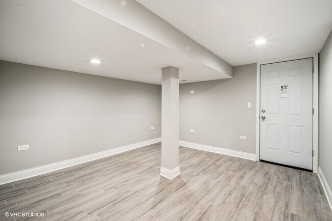 Building Photo - 8804 S Blackstone Ave