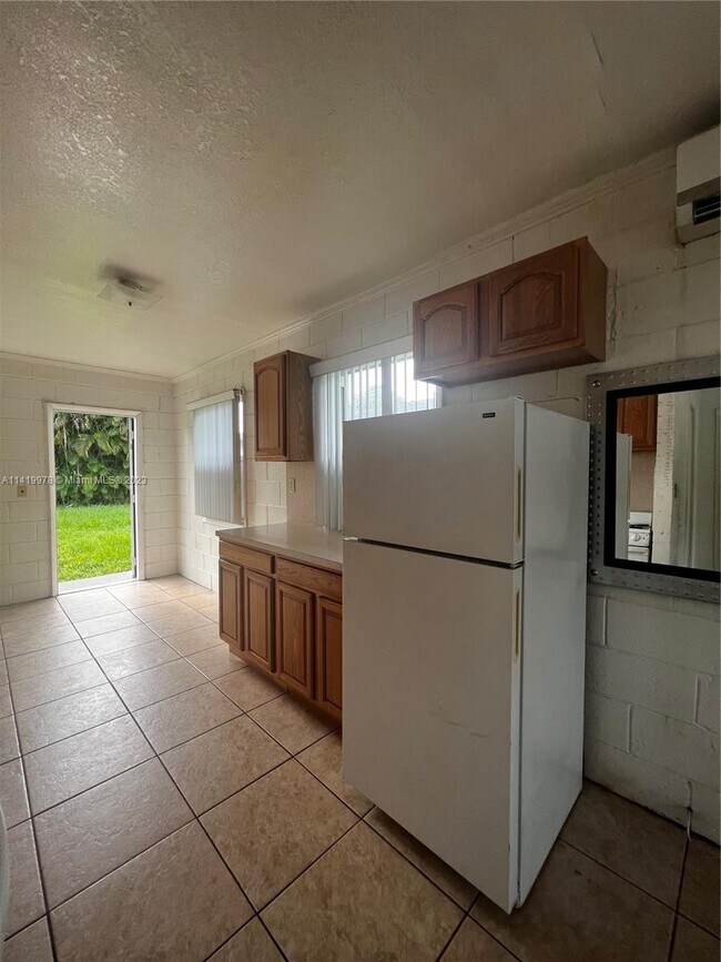 Building Photo - 1420 SW 41st Ave