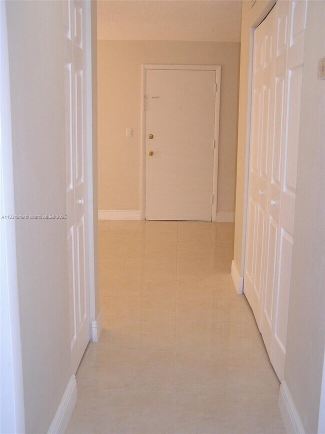 Foto del edificio - 10794 N Kendall Dr