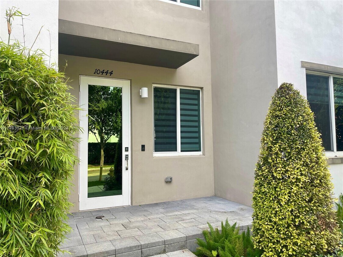 Foto principal - 10444 NW 67th St