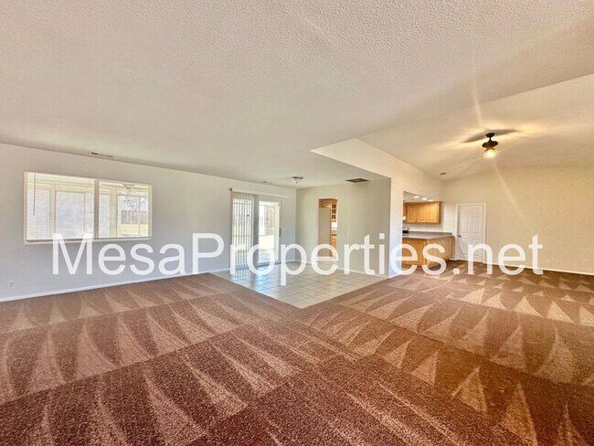 Foto del edificio - 7350 Lyons Ave