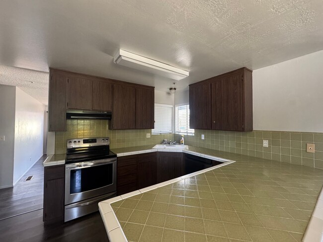 Foto del edificio - BRIGHT CORNER HOME WITH SPACIOUS BACKYARD ...