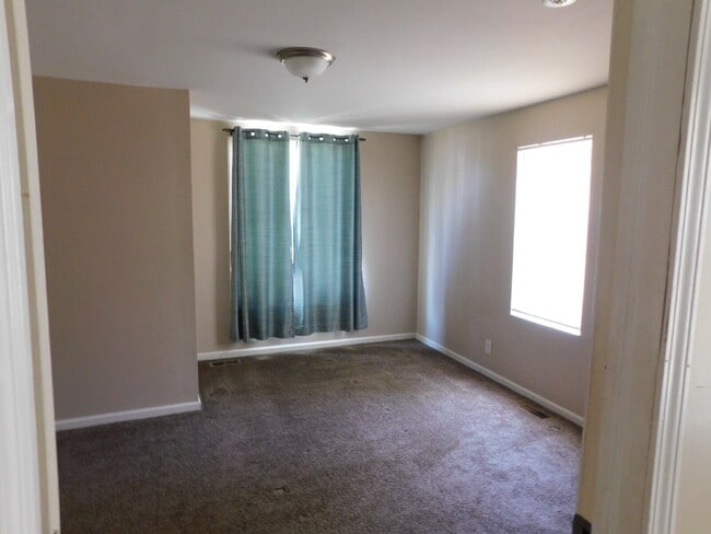 Building Photo - Private Entry Lower Unit of Duplex near Water