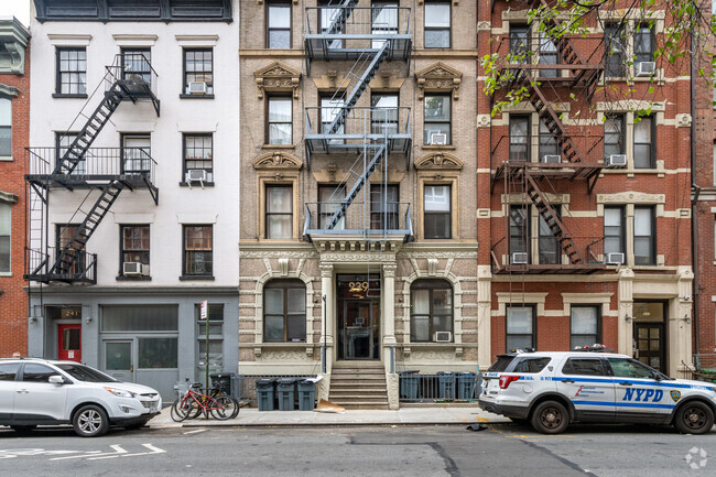 Building Photo - 239 W 20th St