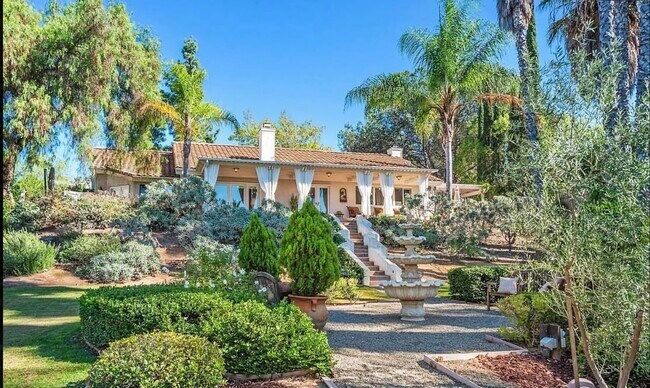 Foto del edificio - 12904 Stone Canyon Rd