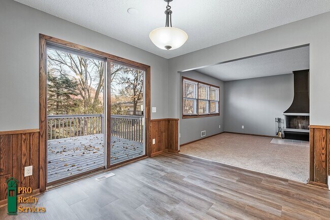 Foto del edificio - 4 Bedroom Home in Brooklyn Center