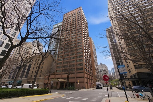 Building Photo - 247 E Chestnut St