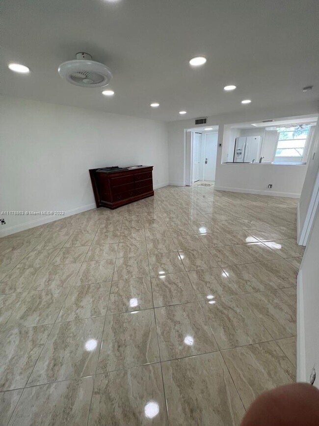 Foto del edificio - 1000 NW 80th Ave