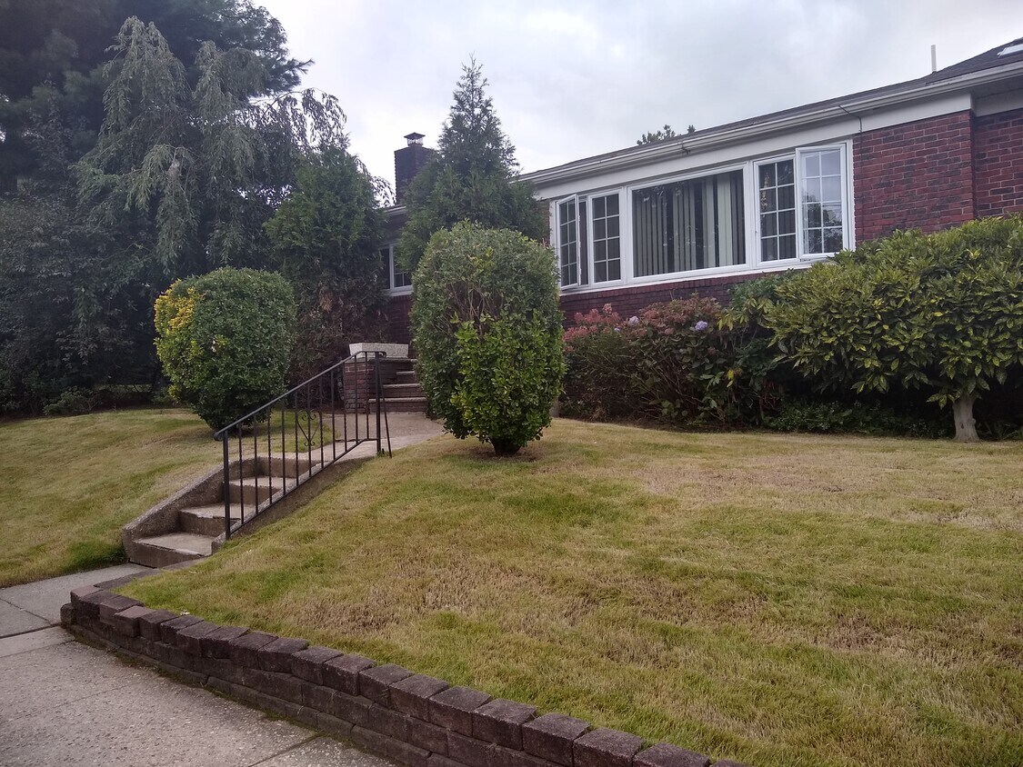 36 Albert St, Staten Island, NY 10301 House Rental in Staten Island