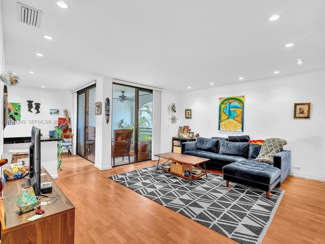 Foto del edificio - 3558 Magellan Cir