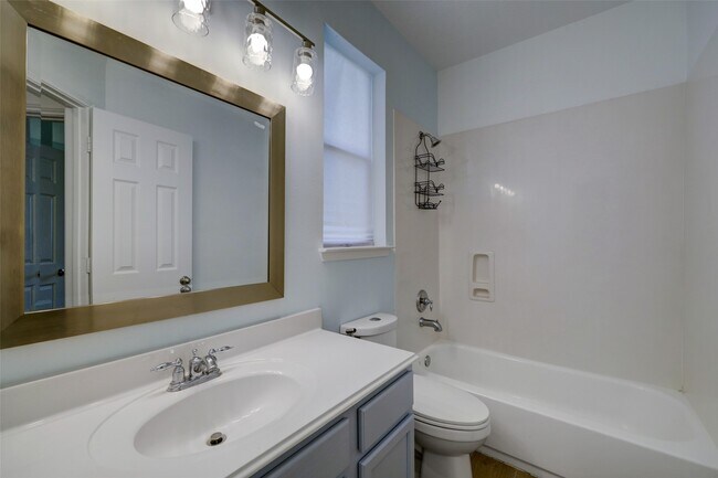 Foto del edificio - 8403 Silver Lure Dr