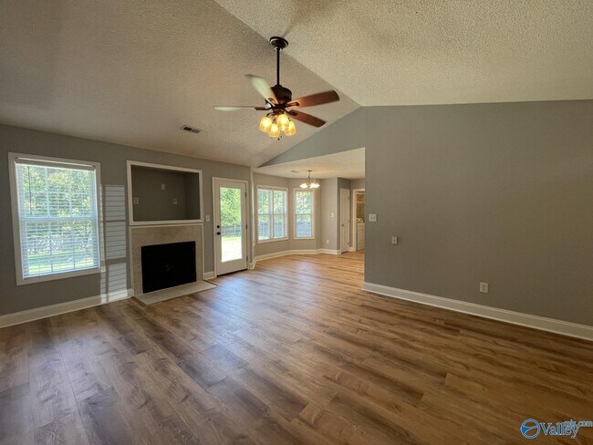Foto del edificio - 215 Falcon Ridge Dr
