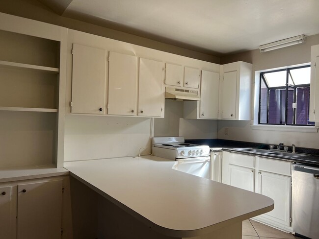 Foto del edificio - CUTE CUTE CUTE and close to shopping/dining!