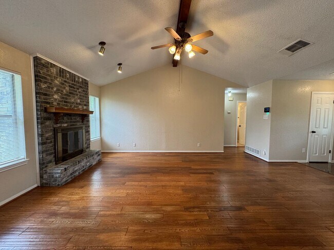 Foto del edificio - 4-Bedroom House for Rent in Killeen