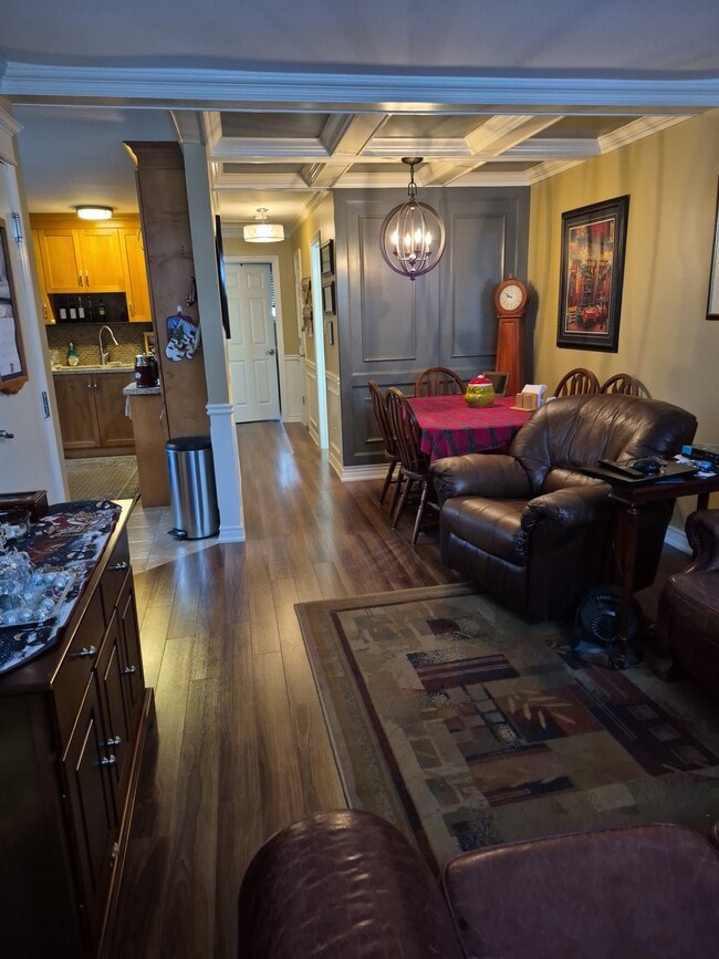 Building Photo - 25 Wellington Av E