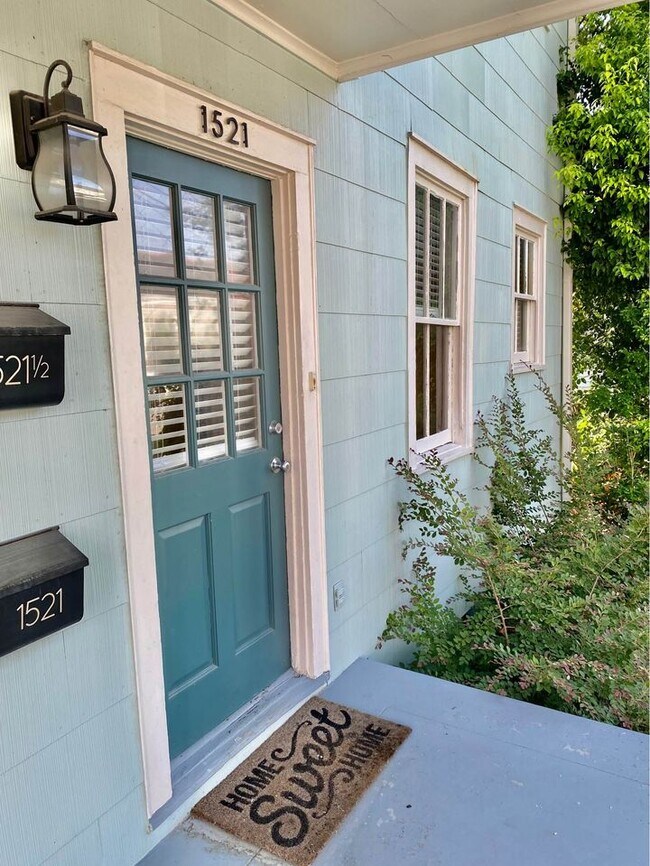 Building Photo - 1521 N Dupre St