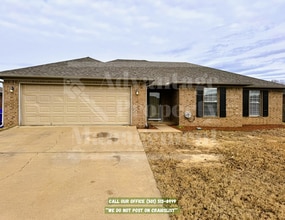 Building Photo - 2730 Makenzie Dr