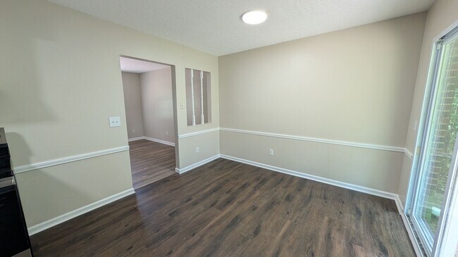 Foto del edificio - Fenced Yard, Lots of Light, Hard Floors Throughout