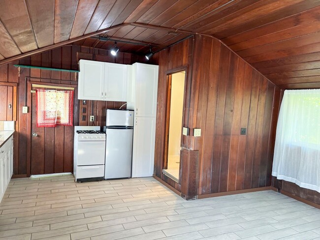 Building Photo - Cozy Studio/Cottage In Desirable Bayside!