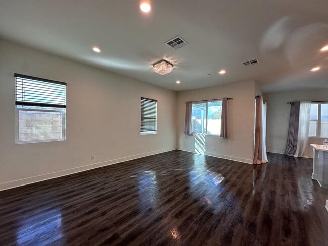 Foto del edificio - 15852 Ellington Wy