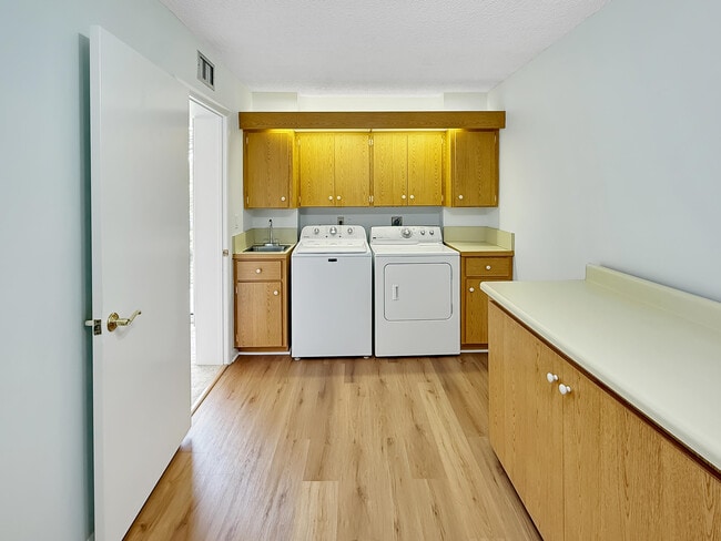 Foto del edificio - 2601 Village Blvd