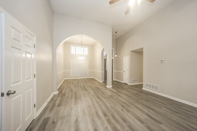 Building Photo - 6164 Kingsview Dr