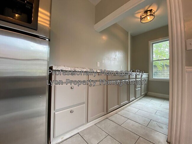 Foto del edificio - 872 Chalkstone Ave