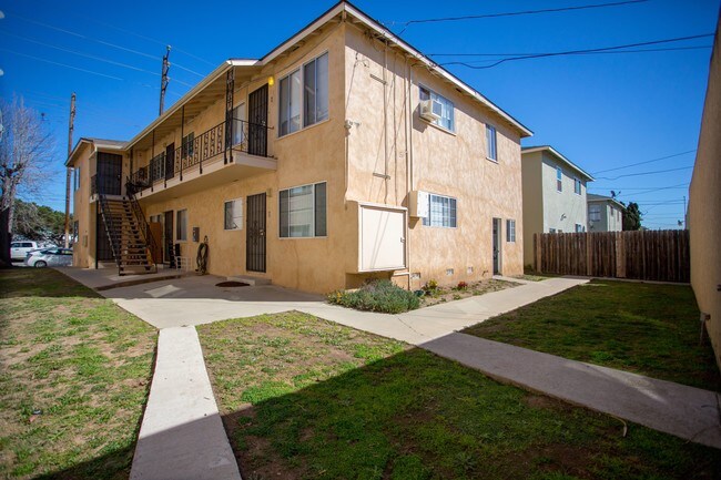 Building Photo - 906 E Imperial Ave